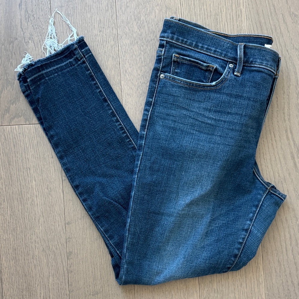 Levi's Dark Blue Cropped Jeans